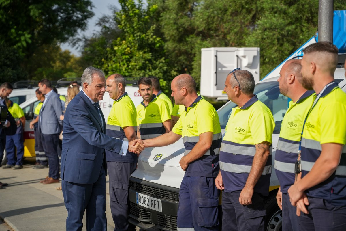 Ayto_Sevilla's tweet photo. Sevilla ya cuenta con un renovado servicio de atención rápida al ciudadano, REUR 72👩‍🔧🚚

🛠️Este servicio contará con mejoras de personal y dotación para ser más ágil y efectivo ante las peticiones de los sevillanos. https://t.co/YWFG279doq