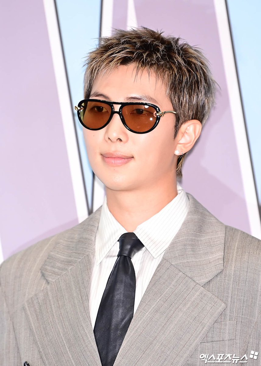 📸 | Foto RM saat berada di Red Carpet 20th Breast Cancer Awareness Campaign 'Love Your W' 2025. 

CAKEP AMAT KAK NAMJOON 😵💕

RM AT LOVE YOUR W
#RM #LoveYourW #LoveYourW2025