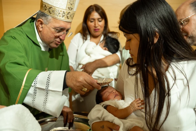 El Obispo de Getafe ha bautizado a 17 niños rescatados del aborto. Porque cada vida importa y es importante defender la vida desde la concepción hasta su fin natural #SíALaVida