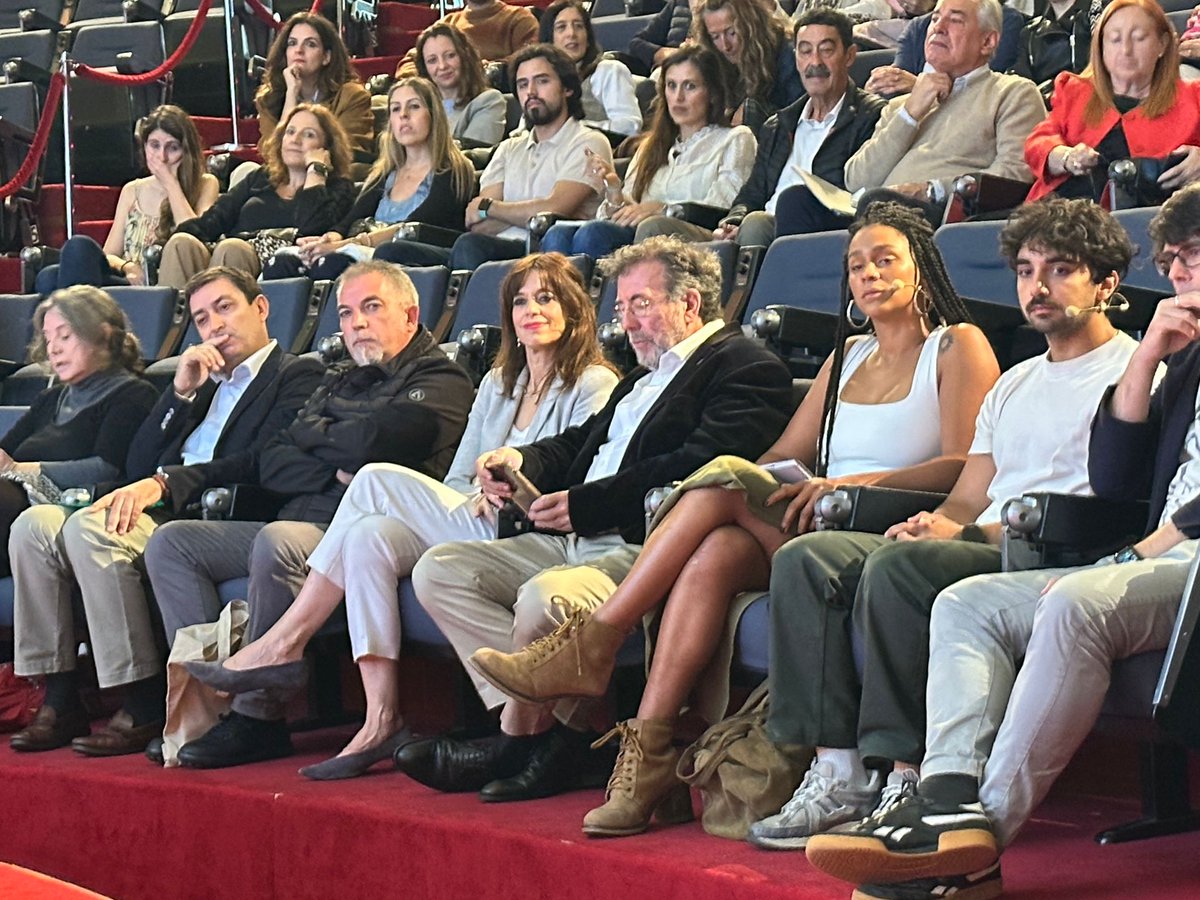 💤 Dormir bien no es un lujo… es una necesidad.
Hoy hemos reflexionado sobre ello en la jornada “Sueño y Aprendizaje. Hacia unos horarios escolares saludables”.
🧠 El descanso influye directamente en el bienestar y el desarrollo de nuestros jóvenes.
Y una ciudad que cuida el