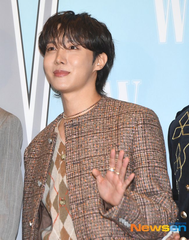 [📸 PHOTOS] 

#Jhope at W Korea's 20th Breast Cancer Awareness Campaign: "Love Your W!" (2) 

J-HOPE AT LOVE YOUR W 
#LoveYourW2025 #LoveYourW