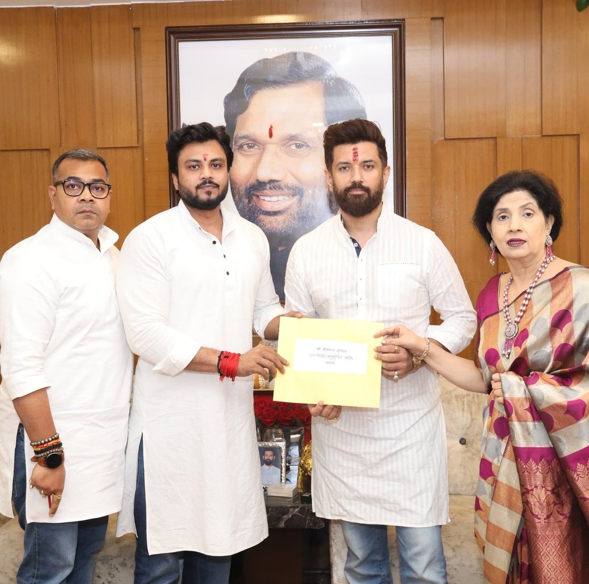 LutyensMediaIN's tweet image. परिवार फर्स्ट, जीजा फर्स्ट और अब भांजा फर्स्ट
चिराग पासवान के बिहार फर्स्ट बिहारी फर्स्ट का सच।