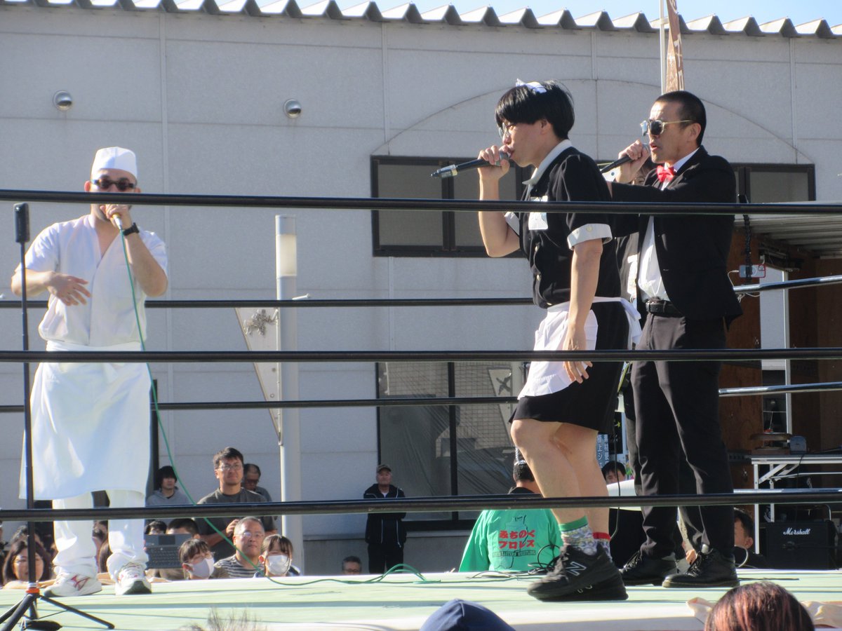 あまりの人の多さにワタクシが「望遠」での撮影に移行する中、やがて選手入場式。人生の呼び込みでリングに上がった今大会の発起人の1人である社長さんは、観客に来場の御礼を口に。続いてマルカンソフトマンの入場曲の生演奏の場にも、自らギターを手に加わります。そして定刻、いよいよ本戦！！。