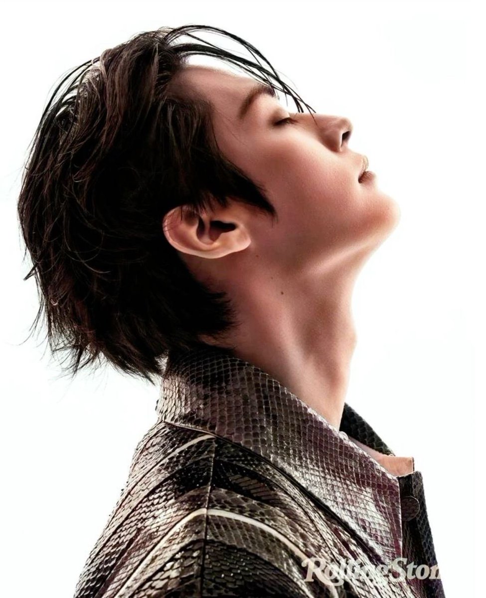 the pushed back hair and the side profile….IM OBSESSED WITH THIS TYPE OF PHOTOS OF HIM….my model boy 😭😭