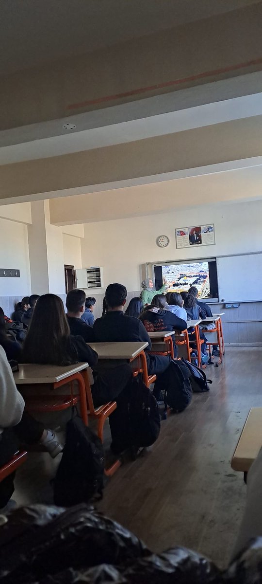 Kudusgonulluler's tweet photo. Yönetim Kurulu üyemiz Av. Yasemin KARAKÖSE; 75. Yıl Anadolu Lisesi’nde gençlerimize Mescid-i Aksa’yı, Kudüs’ü ve Gazze’yi anlattı. https://t.co/SqzPB3dQ5W