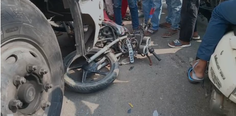 bstvlive's tweet image. रूड़की: प्राइवेट बस की चपेट में आए तीन स्कूली छात्र

➡हादसे में 2 छात्रों की मौत,एक की हालत गंभीर
➡दर्दनाक सड़क हादसे CCTV कैमरे में हुआ कैद
➡गंगनहर कोतवाली के देहरादून मार्ग पर हादसा 

#RudkiAccident #SchoolStudents #RoadAccident  @UttrakhandPoli2