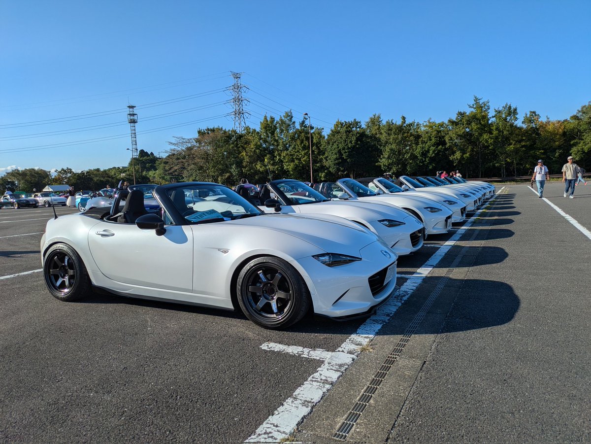 MUTORA0003's tweet photo. ロードスタージャンボリー3回目の参加。10月にしては日射しがあって暑かったですが、とても楽しい1日でした。スタッフの皆様、毎年の企画、温かいお見送り、ありがとうございました。既に来年が楽しみです♪
#mx5 
#mazda 
#ロードスター
#obhr 
#白組
#ロードスタージャンボリー
#mazda https://t.co/PfqZyLAqNh
