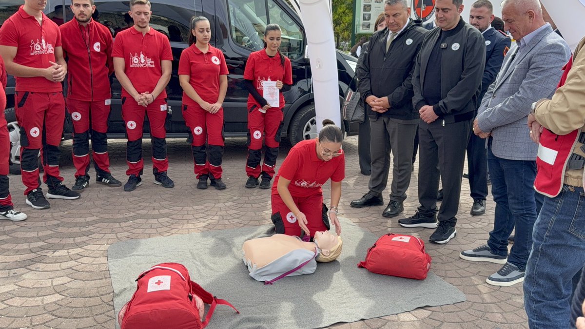 UNDPAlbania's tweet photo. On #DRRDay, Elbasan became a hub of preparedness. From drone demos to student fire drills, citizens joined the Albanian National Civil Protection Agency, firefighters, @RedCrossAlbania to learn how small actions save lives.
Through the #RESEAL Project — funded by @SwedeninAL, @nestrangeiro_pt, @SECO_CH & 🇦🇱 Gov — and implemented by @UNDPAlbania with #NACP, communities across the country are strengthening their readiness for floods, fires & other disasters.
Our story has more: https://t.co/YYVPVr6Mts