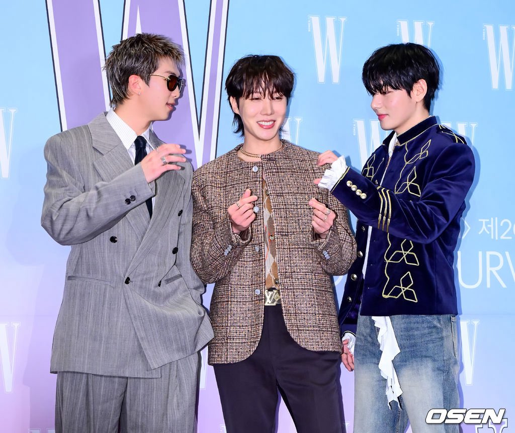 btschartsxdaily's tweet photo. OMG THEY LOOKS SO GOOD 🔥

RM AT LOVE YOUR W
J-HOPE AT LOVE YOUR W
TAEHYUNG AT LOVE YOUR W https://t.co/ZzRHKO4KH5