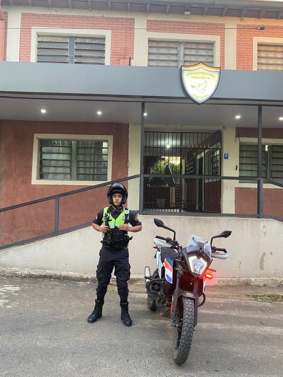 policia_py's tweet image. 🚔📷#𝗘𝘀𝗰𝘂𝗲𝗹𝗮𝗦𝗲𝗴𝘂𝗿𝗮 | Cobertura de seguridad y regulación de tránsito en el marco de protección en áreas de Centros Educativos durante entrada de alumnos en Presidente Hayes.
@MDI_Paraguay
