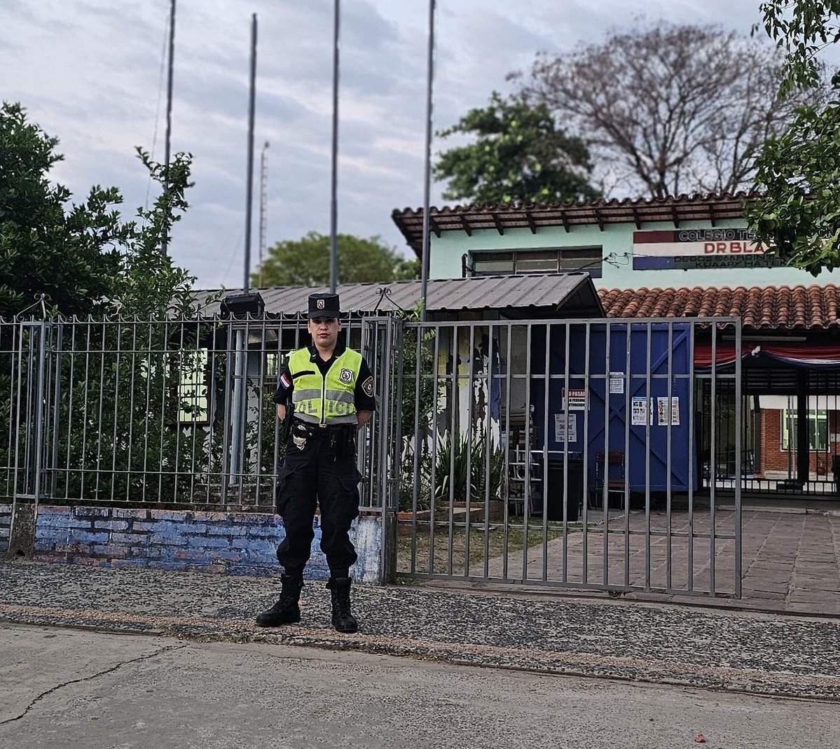 policia_py's tweet image. 🚔📷#𝗘𝘀𝗰𝘂𝗲𝗹𝗮𝗦𝗲𝗴𝘂𝗿𝗮 | Cobertura de seguridad y regulación de tránsito en el marco de protección en áreas de Centros Educativos durante entrada de alumnos en Presidente Hayes.
@MDI_Paraguay
