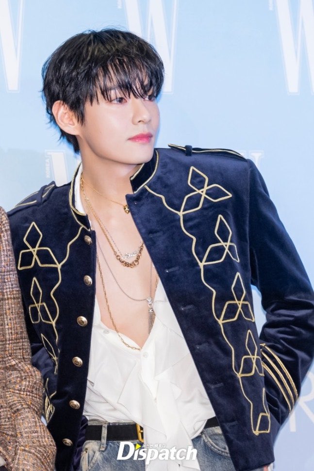 [Dispatch] ‘Dripping with lethal charm’… V, the Sexy Emperor

🔗 m.entertain.naver.com/home/article/4…

TAEHYUNG AT LOVE YOUR W 
#LoveYourW2025 #VxWKOREA