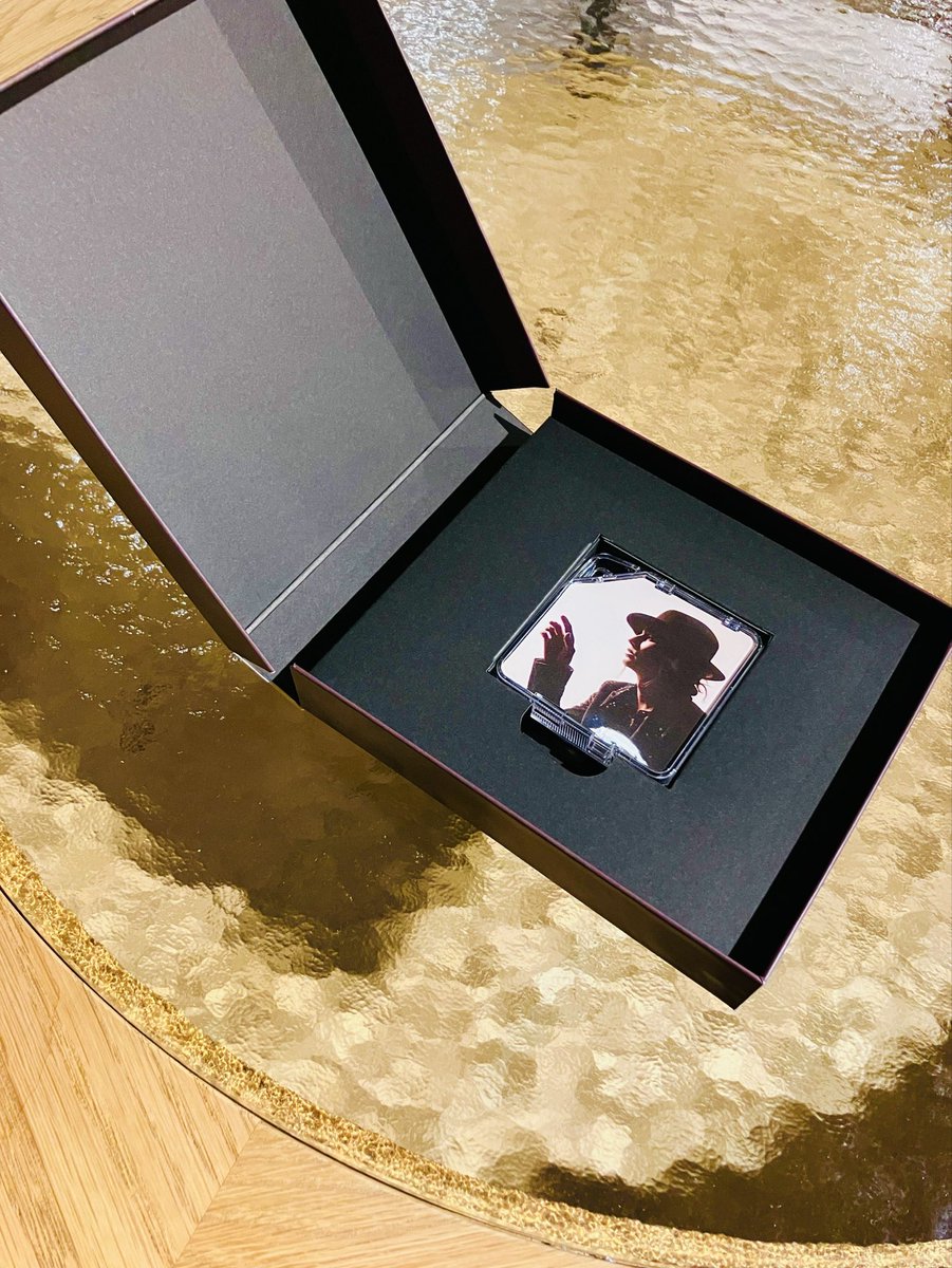 ISSA_from_DP's tweet image. 新曲がmu-moSHOP &amp;amp; FC限定販売😃

豪華盤のパッケージ監修中✨

BOXとKiTアルバムのカバー写真は敢えて別テイクを選びました🤙

よろしくどうぞ😉

#issa 
#newsong 
#everythingisapartofmylife