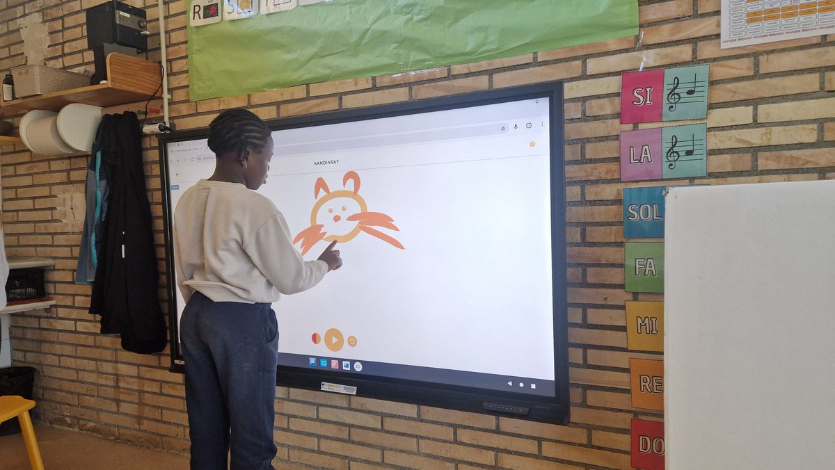 ceemmontero's tweet photo. Els nois de Primària  amb les noves tecnologies 🎶🎵🎶🎵🎶🎵🔊
#SomEscola🥰 https://t.co/0II1l3GcYW