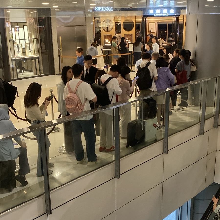 DarioCpx's tweet image. Queues to buy gold in HK from normal shops in IFC mall now…….