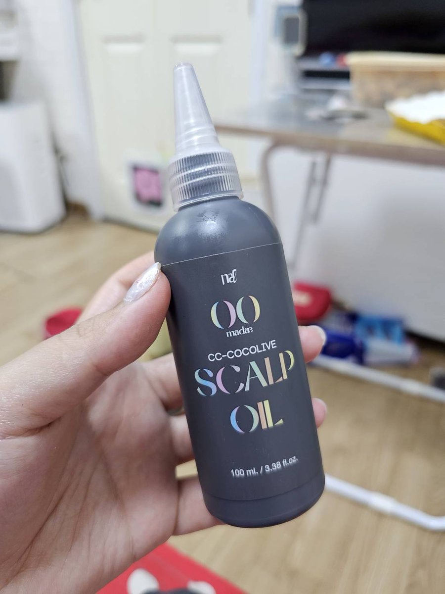 อะใครชอบ ยืดผมทำเคมีบ่อยจนหนังผมและศรีษะอ่อนแอเหมือนเราอะ ต้องไปลองoilหมักผมก่อนสระของมาเดย์ดู เค้าช่วยเพิ่มความชุ่มชื้นให้ผมดีมาก แล้วมีน้ำมันจากธรรม8อย่าง! พวกน้ำมันมะกอก,น้ำมันอะโคคาโด้,น้ำมันเมล็ดองุ่น เนื้อเบาไม่หนัก แค่นวดๆทิ้งไว้ 15 นาทีแล้วสระตามปกติเลย