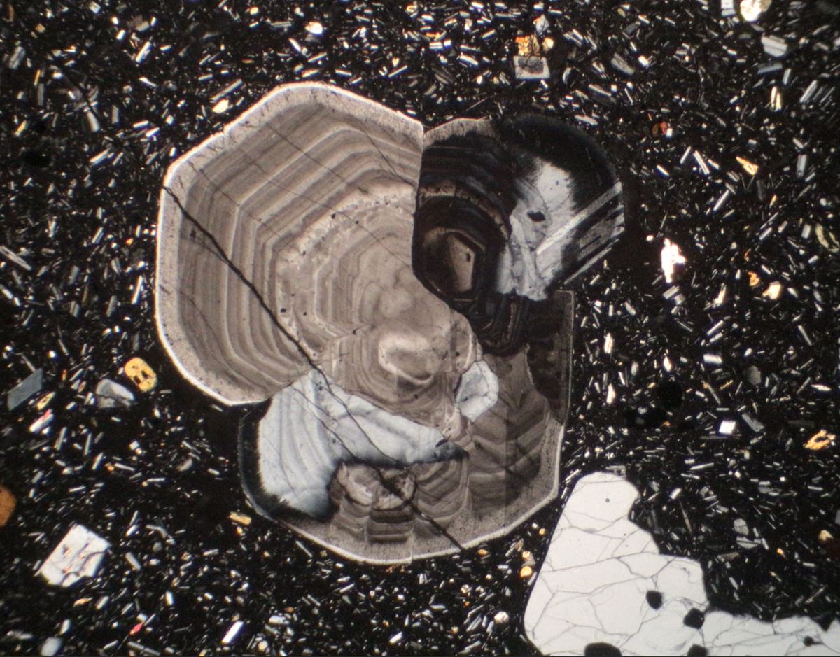 推しの斜長石斑晶