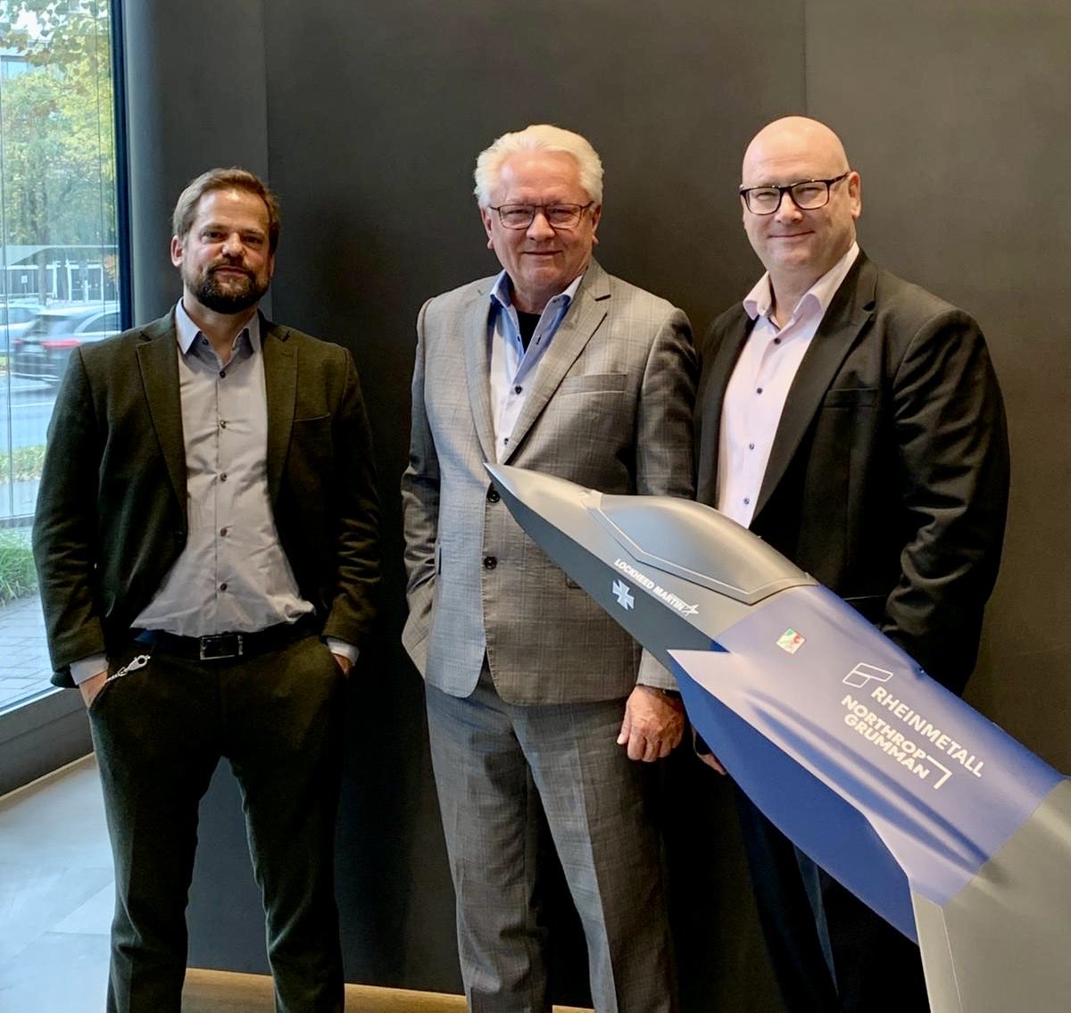 Heute mit <a href="/Bjoern__M/">Björn Müller</a> in Düsseldorf bei #Rheinmetall-Chef Armin #Papperger zum Interview. Um was es dabei ging: demnächst in <a href="/loyalmagazin/">.loyal - Das Magazin für Sicherheitspolitik</a>