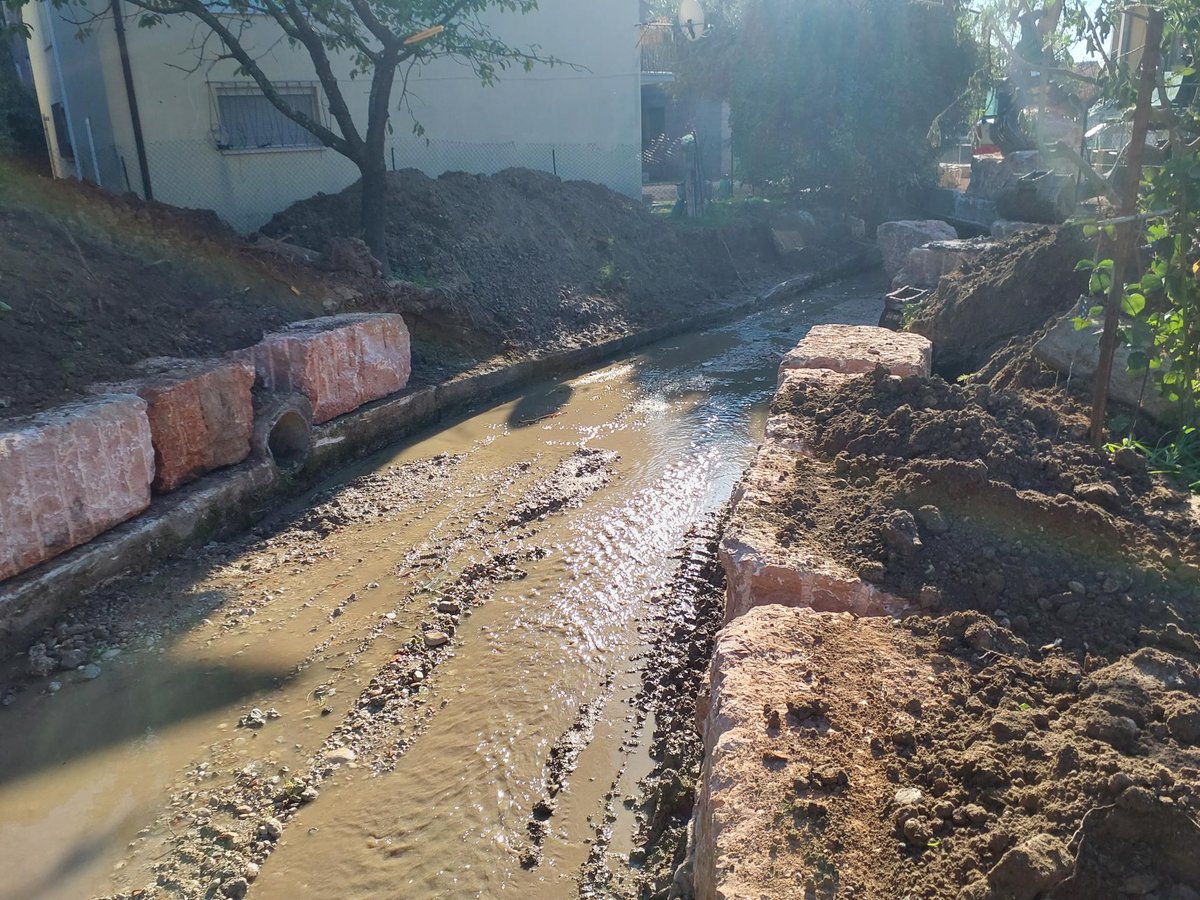 Proseguono i lavori di rinforzo spondale del Rio Farra e la demolizione del ponte che nel luglio scorso aveva causato ingenti danni al centro abitato <a href="/MattiaPerencin/">Mattia Perencin</a>  #farradisoligo #consorzioPiave