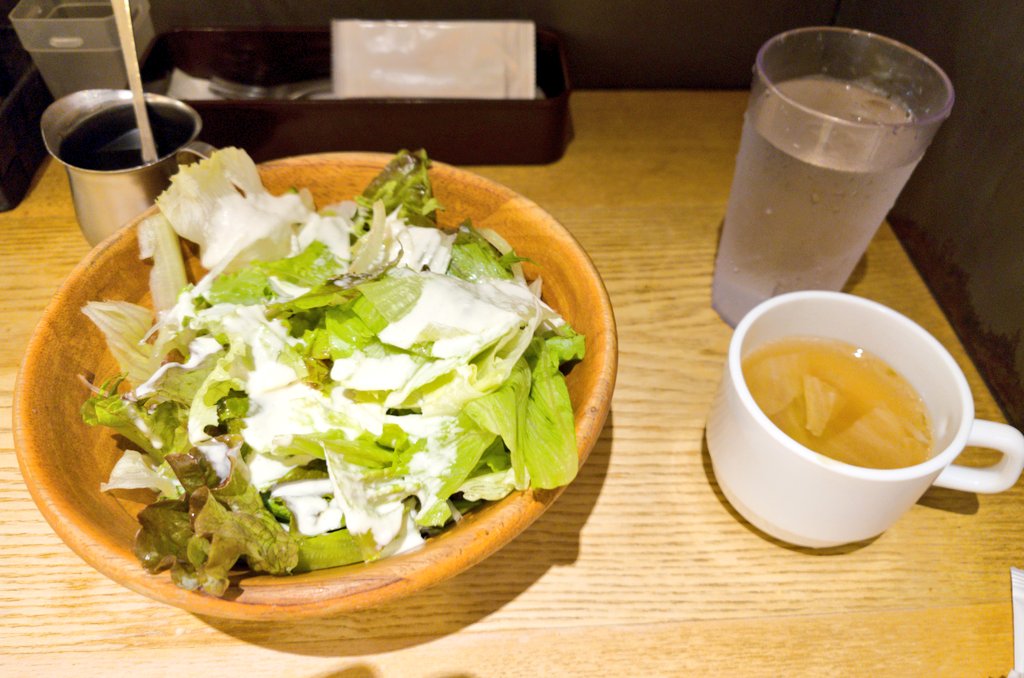 uTk2571's tweet image. 普通に帰って食事しようかと思ってたけど、方針転換してステーキを食べに。
最初は新橋のすてーき亭にしようかと思ったけど、雨が降ってたのでヨドバシ横浜地下のHERO&apos;Sステーキハウスに。
知らずに入ったけど、誕生日は肉半額のサービスが。
貼り紙が目に入る席でラッキーでした🤤
#HEROS