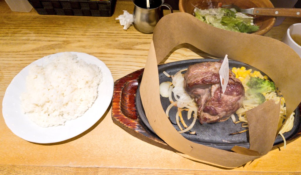 uTk2571's tweet image. 普通に帰って食事しようかと思ってたけど、方針転換してステーキを食べに。
最初は新橋のすてーき亭にしようかと思ったけど、雨が降ってたのでヨドバシ横浜地下のHERO&apos;Sステーキハウスに。
知らずに入ったけど、誕生日は肉半額のサービスが。
貼り紙が目に入る席でラッキーでした🤤
#HEROS