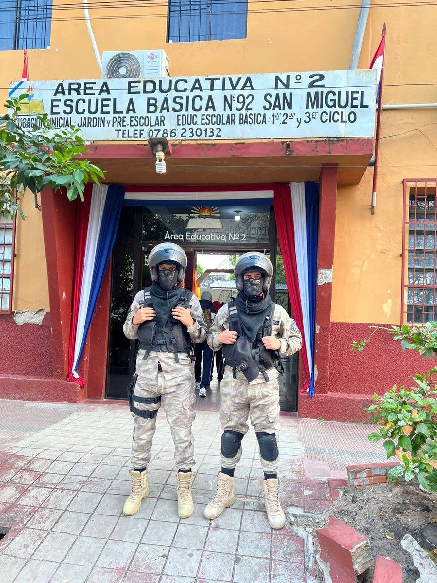policia_py's tweet image. #𝗘𝘀𝗰𝘂𝗲𝗹𝗮𝗦𝗲𝗴𝘂𝗿𝗮 | Cobertura de seguridad y regulación de tránsito en el marco de protección en áreas de Centros Educativos durante entrada de alumnos en Ñeembucú.
@MDI_Paraguay