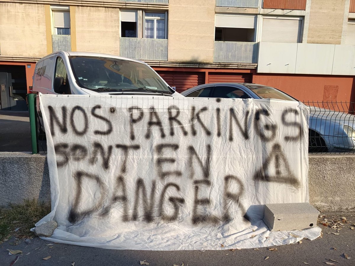 ThierryTsagmtp's tweet photo. 💥 Bravo aux résidents et lanceurs d’alerte d’Uranus !
Le maire PS-NFP voulait supprimer les parkings, condamnant socialement des familles entières.
Même logique que la ZFE : l’apartheid social en marche à #Montpellier #Soutien #Paillade https://t.co/Rr5Gn45Yv6