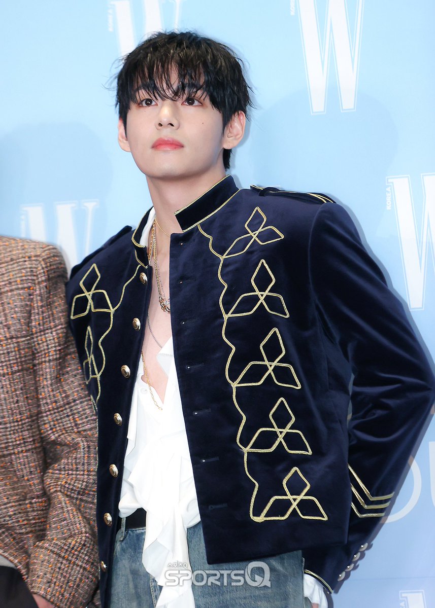 [#포토Q] 251015 ’뷔‘ W Korea ‘LOVE YOUR W’

📌sportsq.co.kr/news/articleVi…

#V #뷔 #TAEHYUNG
#BTS
#LoveYourW #LoveYourW2025