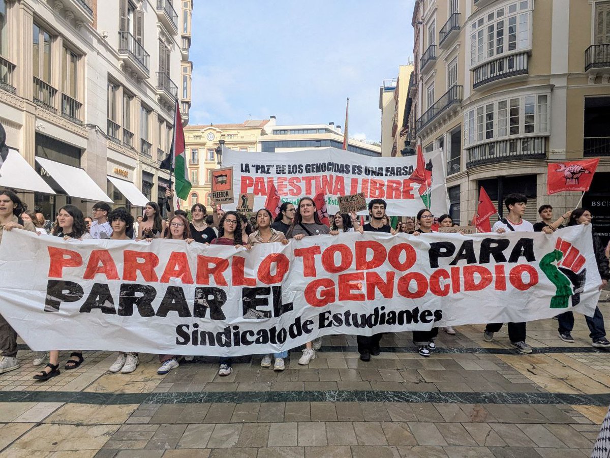 🇵🇸 Pararlo todo para parar el genocidio!!

Esta mañana #Málaga ha vuelto a salir a la calle para exigir el fin del genocidio en #Palestina.

Huelgas, paros, piquetes... la sociedad se moviliza por las causas justas y no parará hasta conseguir que #VivaPalestinaLibre. 

1/2