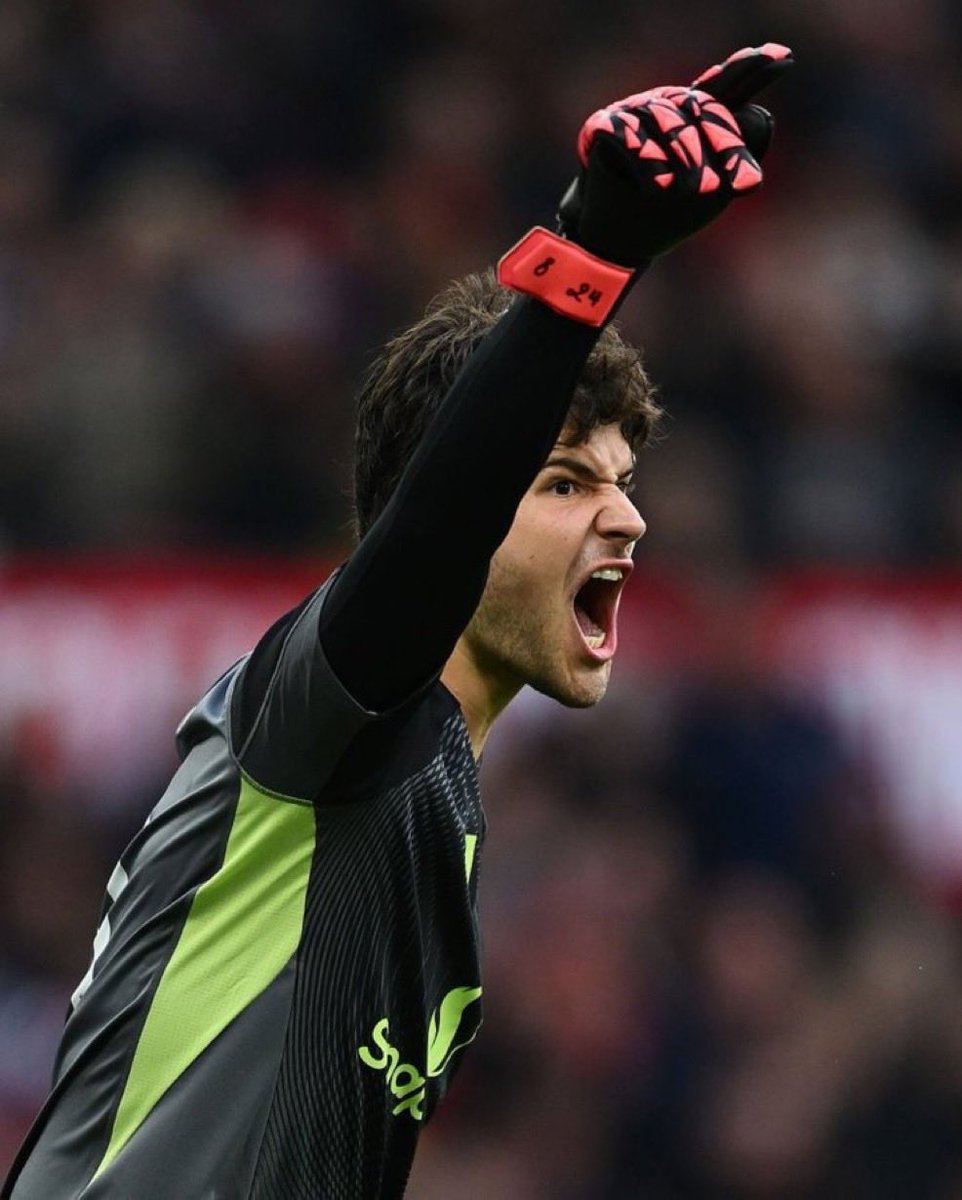 🚨🗣️ | Thibaut Courtois on Senne Lammens playing at Anfield:

“It’s a hard stadium. Maybe I should tell him to clap the home fans when he arrives at the Kop!”