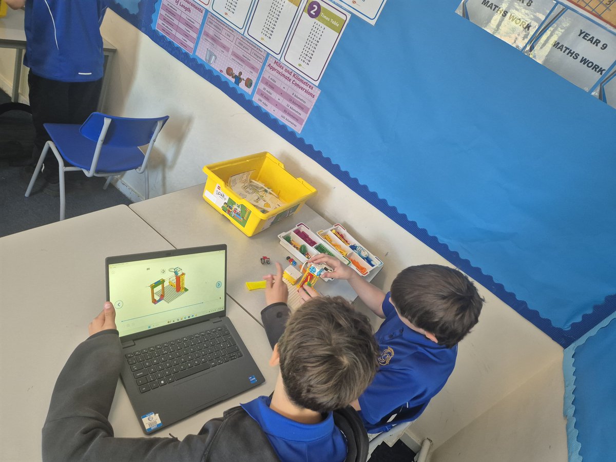 Downland_School's tweet image. This term in Digital Skills pupils have been Coding. Year 7's have used fantastic team work to code the BBC Microbits and the year 9's have created some amazing fair ground rides that actually work!!! #CodingLife #Lego #Microbit #SEND
