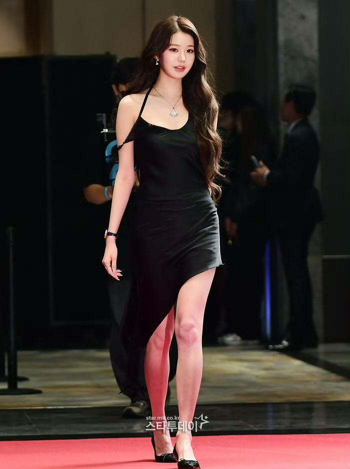 【theqoo Hot Post】251015
Title: Real-time: IVE's Jang Wonyoung attends W Korea event + press photos.jpg

Wonyoung had the fastest solo hot post among all female idols for this event.