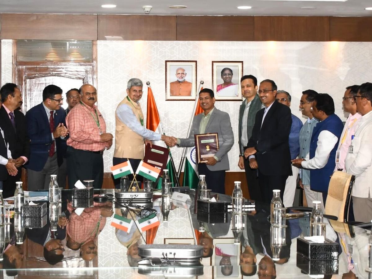 psuconnect's tweet image. Defence Research &amp;amp; Development Organisation and SECI signed MoU for 300 MW solar projects

Read Here:
psuconnect.in/memorandum-of-…

@DRDO_India  @SECI_Ltd #solarprojects #psumou