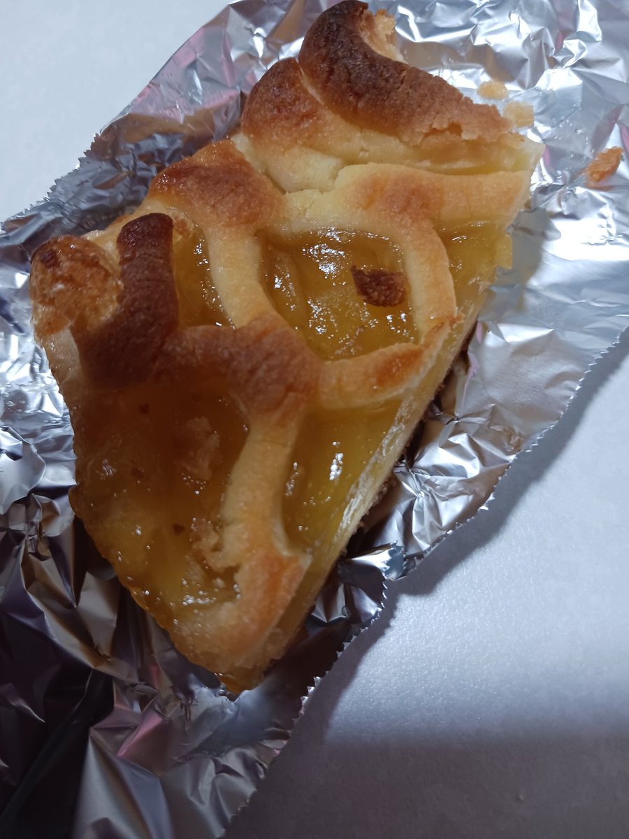 ファミマの半分クイニーアマン＋アップルパイをトーストで焼いてから食べてるんだけど、クイニーアマン側、サックサクで甘くて香ばしくてめっちゃ美味しい😋

これでアホほどカロリー高いかと言うと、全部食べても400台しかないんだよね😲

3種とも買ったから明日食べる🤤
