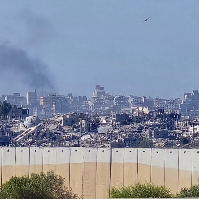 Dietro a quel muro, è Beit Lahia, è Gaza

Cadono, inesorabili, le lacrime