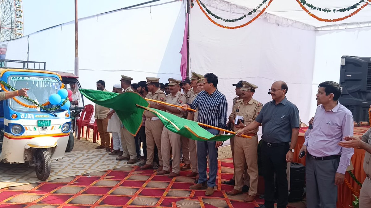 muzafarnagarpol's tweet image. 🚦जाम मुक्त मुजफ्फरनगर की ओर एक कदम – ई-रिक्शा रूट निर्धारण से ट्रैफिक व्यवस्था को मिलेगी नई दिशा ।

🚦DM श्री उमेश मिश्रा व SSP श्री संजय कुमार वर्मा द्वारा ई-रिक्शाओं को हरी झंडी दिखाकर किया गया रवाना। 

#UPPolice 
#TrafficReform