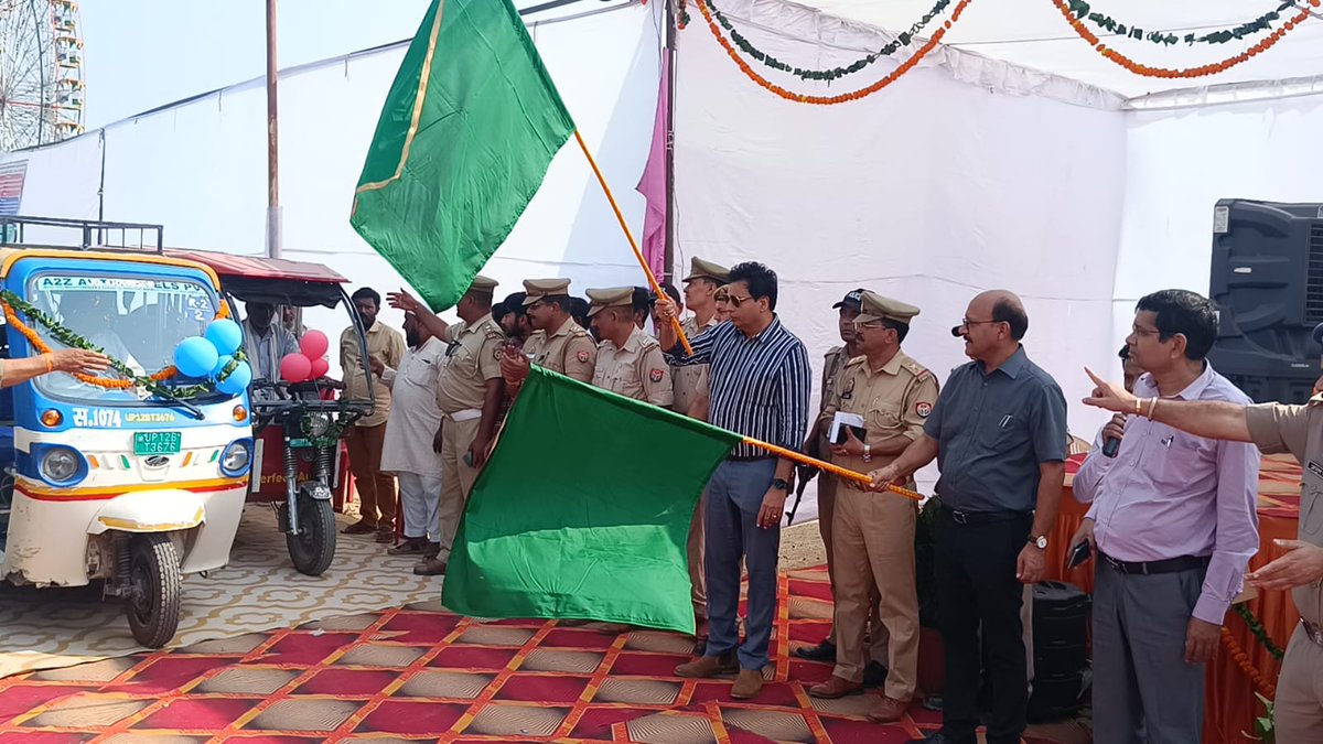 muzafarnagarpol's tweet image. 🚦जाम मुक्त मुजफ्फरनगर की ओर एक कदम – ई-रिक्शा रूट निर्धारण से ट्रैफिक व्यवस्था को मिलेगी नई दिशा ।

🚦DM श्री उमेश मिश्रा व SSP श्री संजय कुमार वर्मा द्वारा ई-रिक्शाओं को हरी झंडी दिखाकर किया गया रवाना। 

#UPPolice 
#TrafficReform