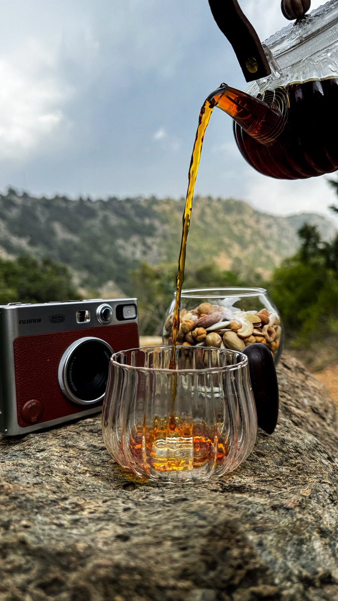 المَرء يتَّعافى بِنفسه و بكوب شاي
و مُسلسلاته و عَزلتُه المريحَة جِدًا ✨.

#ياسوو✨