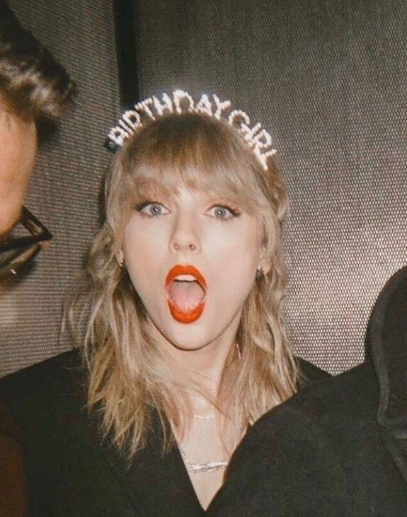 TSUpdatesEs's tweet photo. it's my birthtayy! 🎂💗 https://t.co/nuqmCYDQXN