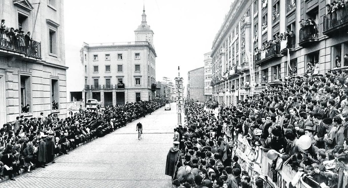 Vuelta a España 1959, contrarreloj individual de 62 kilómetros entre las localidades de Eibar y Gasteiz, salvando los puertos de Elgueta (6 km al 5%) y Urkiola (6 km al 9,2 %). Etapa diseñada por Luis Bergareche, ex jugador del Athletic y del Madrid. Mucho público en la llegada