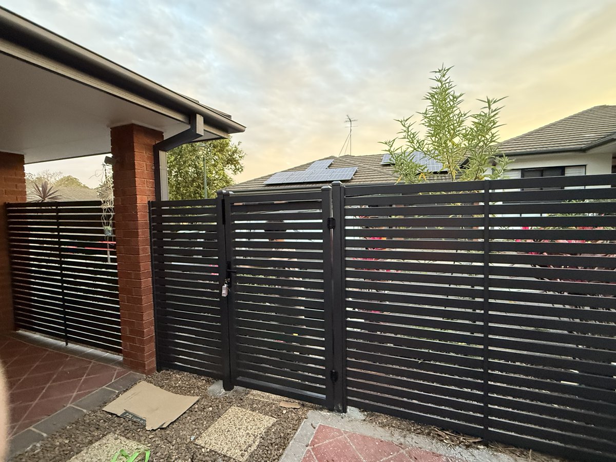 FenceHeriton's tweet photo. Front yard upgrade complete ✅
This slat fence with pedestrian gate adds privacy, durability, and that modern look Brisbane homeowners love!
#FencingBrisbane #PrivacyFence #ModernLook #CurbAppeal https://t.co/swwqhfVbnl