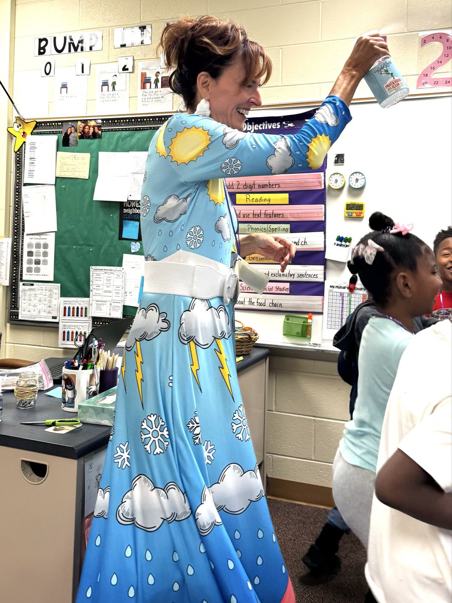 piratenation219's tweet image. Miss Frizzle &amp;amp; her Magic School Bus visited 2nd feeders at Salk with a lesson on the weather. Check out the Frizz’s weather ensemble, complete with cloudy shoes &amp;amp; earrings! #STEM #funlearning #pirateproud💜🏴‍☠️