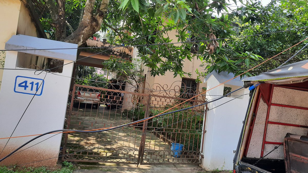 being_tanayaM's tweet photo. Staff from the tpcodl were conducting some maintenance work at sahidnagar on 14th October. While doing their regular task, they left other cable wires dangling in front of the gate of plot no-411. Now, on calling them, they say those wires do not belong to them. Please help. https://t.co/krIQlMSl8u