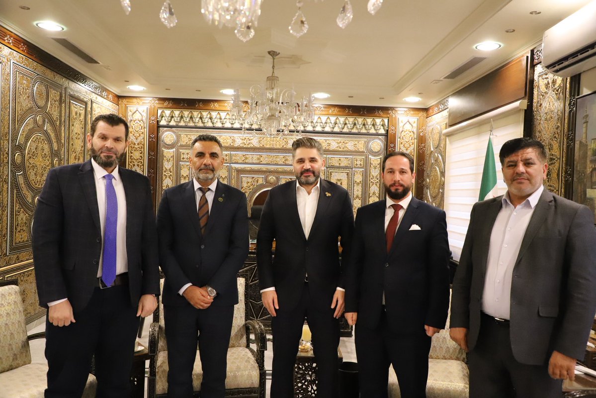 وزير الثقافة يستقبل رئيس اتحاد الكتاب العرب

استقبل وزير الثقافة محمد ياسين الصالح في مكتبه بدمشق رئيس اتحاد الكتاب العرب د. أحمد جاسم الحسين.  

تناول اللقاء سبل تعزيز المشهد الثقافي، إلى جانب التأكيد على أهمية تفعيل دور المكتبات وتوسيع انتشارها، باعتبارها ركيزة أساسية في بناء