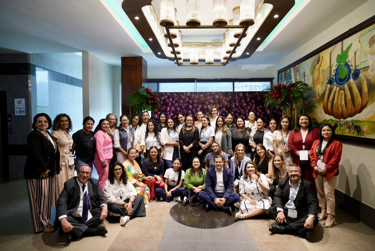 En el marco del 140 periodo de sesiones de la Organización Internacional del Café (OIC), con más de treinta mujeres emprendedoras  dedicadas a este importante rubro, abordamos la compleja tarea que cumplen en la cadena de valor del Café. Sin duda es un proceso complejo desde la