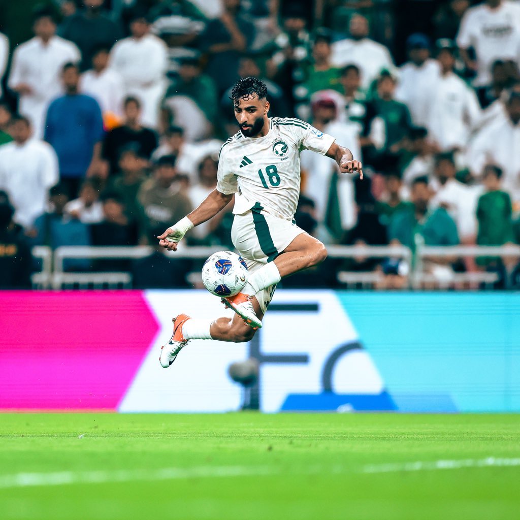 تابعت 90 دقيقة لم يقدم سالم الدوسري مايقدمة مع الهلال
كان أسوء لاعب في المباراة
عكس حسان وصالح كانوا رجال المباراة قدموا مباراة تاريخية
رجل المباراة ذهبت الى سالم 
كيف يتم اختيار أفضل لاعب مانفهم كورة احنا
انصفوا الافضل واعطوه حقه

 #الاخضر_الي_كاس_العالم_2026