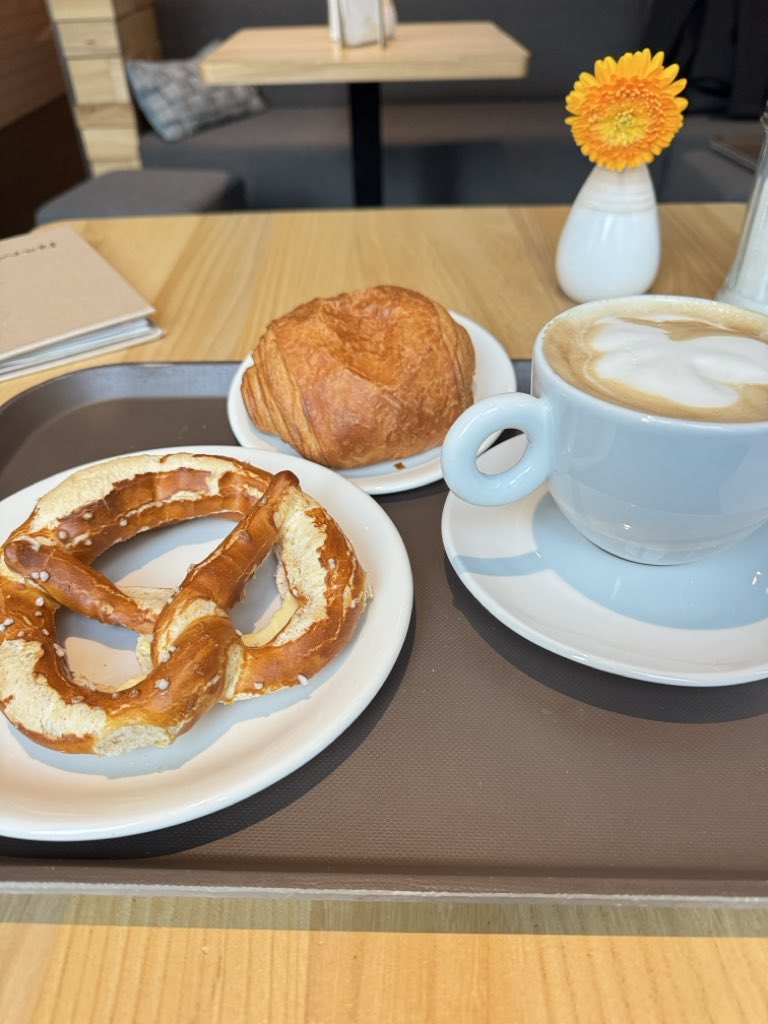 Guten Morgen, heute schon seit 7 Uhr am Arbeiten, dafür gibts jetzt gleich erst mal ein Käffchen beim Lieblingsbäcker und dann gehts zu meiner ersten Veranstaltung nach meiner Krankheit, um dort einen Vortrag zu halten. 
Bisserl nervös heute. Bin ich sonst eher nicht.