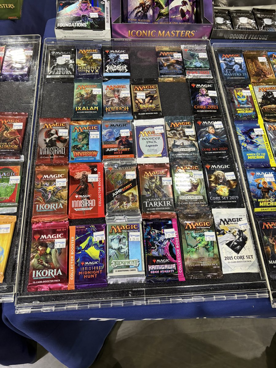 kuuyanbm's tweet image. これはこないだのマジックコンの時に写真撮らせてもらったんやけどドル円のレートもあるがオールドパックは多分日本の相場が今世界一安いと思う。

とは言えこの写真も「この時は安かったな〜」みたいな日がきっと来る

目の前でEVE32ドル売れててビビったけどねw