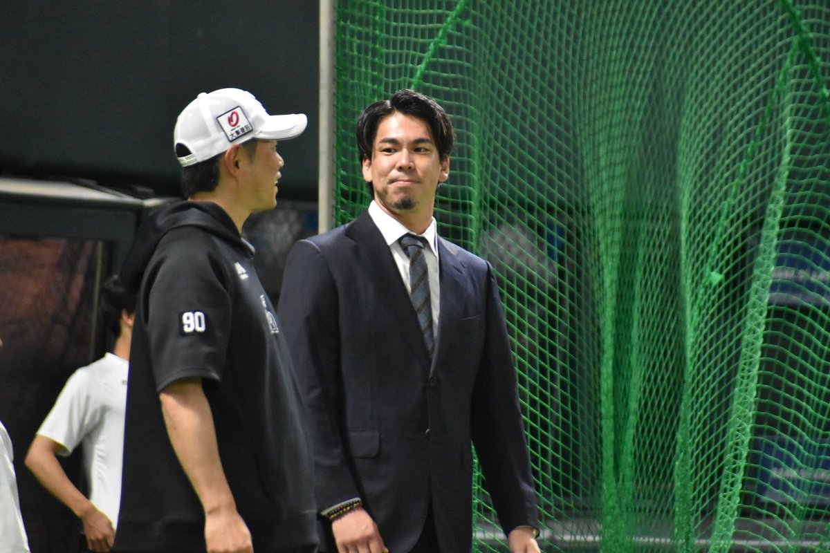 現地情報】 小久保裕紀監督と話す前田健太投手 #sbhawks