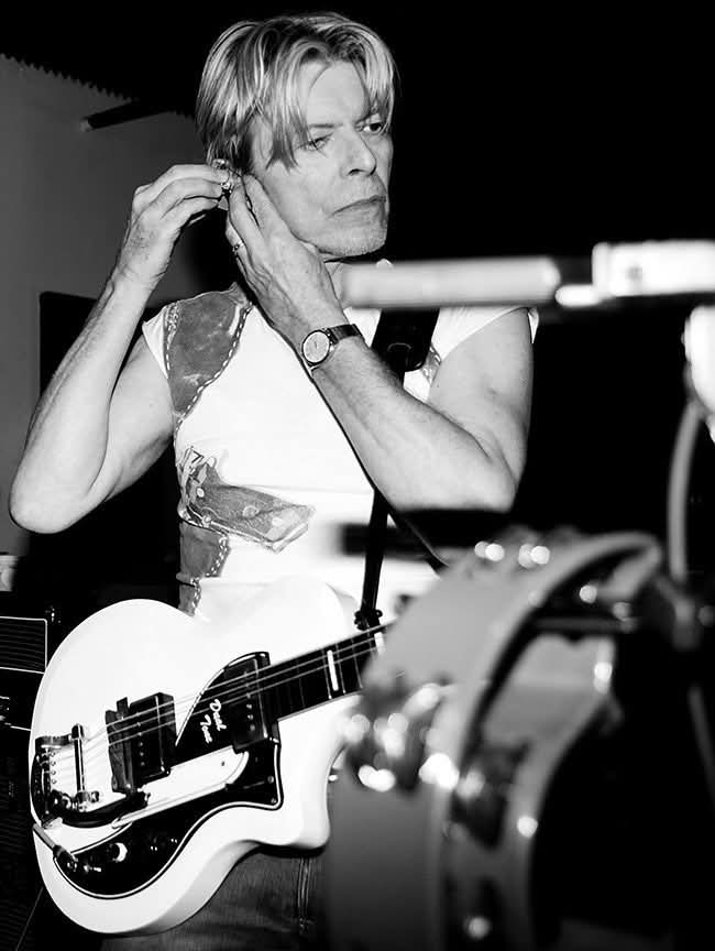 lauraluzi2's tweet photo. Can you hear me? Can you hear me inside?
#BowieForever #DavidBowie
 Listening to bowie music is the best wish for a good day https://t.co/uIgT4ItiC3